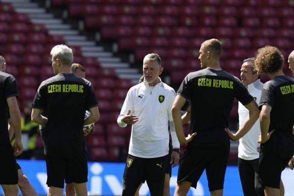 CH Séc đã bỏ lỡ buổi tập ở sân mà mình sẽ thi đấu. Ảnh: Petr David Josek/ AP. CH Séc đã bỏ lỡ buổi tập ở sân mà mình sẽ thi đấu. Ảnh: Petr David Josek/ AP.