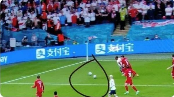 Trên sân có hẳn 2 quả bóng. Ảnh: Twitter.