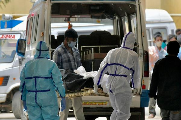 Xác bệnh nhân tử vong vì COVID-19 được chuyển từ xe cấp cứu vào một khu hỏa táng ở Bangalore, Ấn Độ. Ảnh: AFP. Xác bệnh nhân tử vong vì COVID-19 được chuyển từ xe cấp cứu vào một khu hỏa táng ở Bangalore, Ấn Độ. Ảnh: AFP.