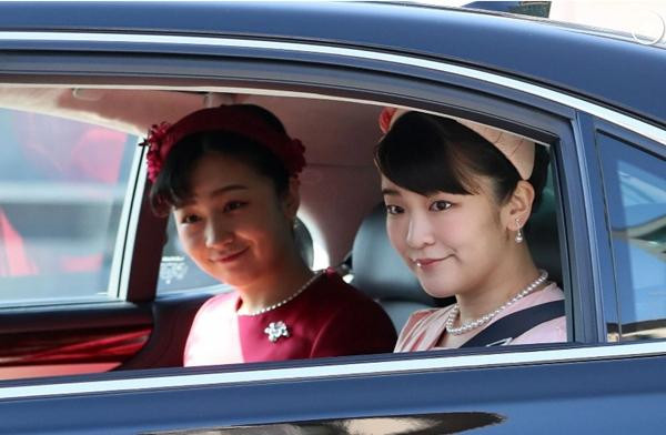 Công chúa Mako (phải) sẽ trở thành "thường dân" sau khi cưới. Ảnh: The Asahi Shimbun via Getty Images. Công chúa Mako (phải) sẽ trở thành "thường dân" sau khi cưới. Ảnh: The Asahi Shimbun via Getty Images.