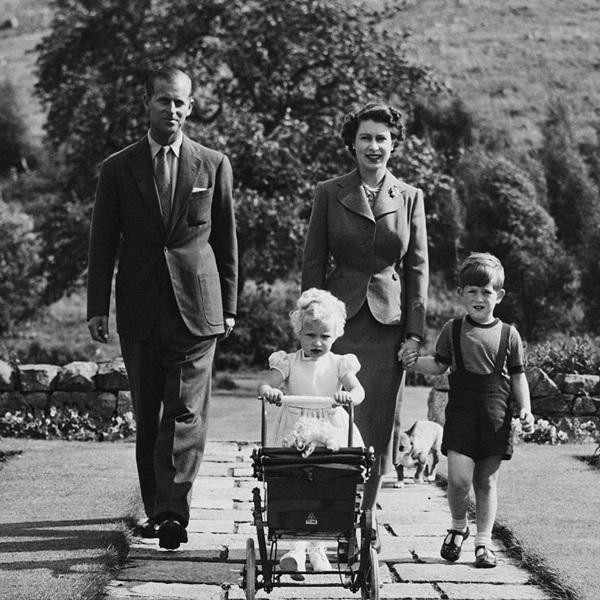 Nữ hoàng và Hoàng thân Philip ngày trẻ, cùng 2 con. Ảnh: Instagram. Nữ hoàng và Hoàng thân Philip ngày trẻ, cùng 2 con. Ảnh: Instagram.