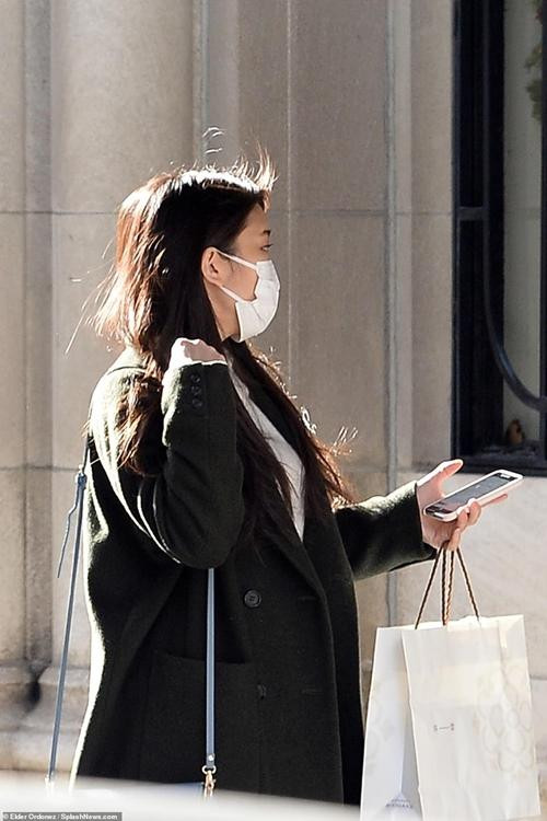 Có vẻ Mako tìm đường trên điện thoại để đến tòa nhà mà cô cần tới. Ảnh: Elder Ordonez/ SplashNews.com/ Mail Online.