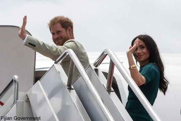 Cư dân mạng không hài lòng với việc Harry - Meghan sang Mỹ đã lâu mà để quỹ của mình chưa thanh toán các khoản nợ ở Anh. Ảnh: FG.