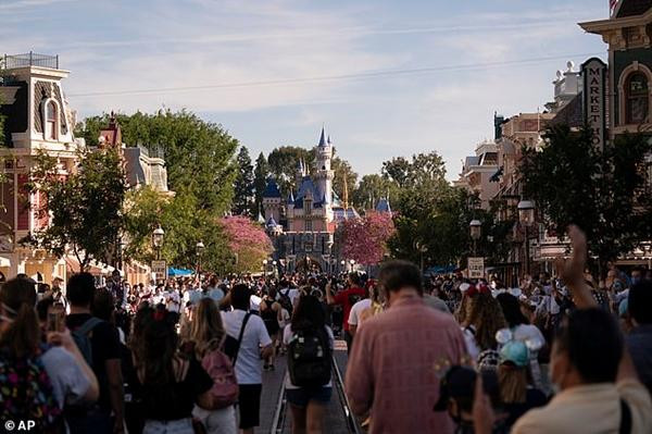 Rất đông khách tới công viên Disneyland vào cuối tuần vừa rồi, khi công viên mở lại sau 13 tháng đóng cửa. Ảnh: AP. Rất đông khách tới công viên Disneyland vào cuối tuần vừa rồi, khi công viên mở lại sau 13 tháng đóng cửa. Ảnh: AP.
