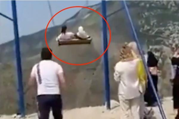 Trò chơi này rất nguy hiểm, nhưng lại thu hút không ít người tham gia. Ảnh: Gulf News.