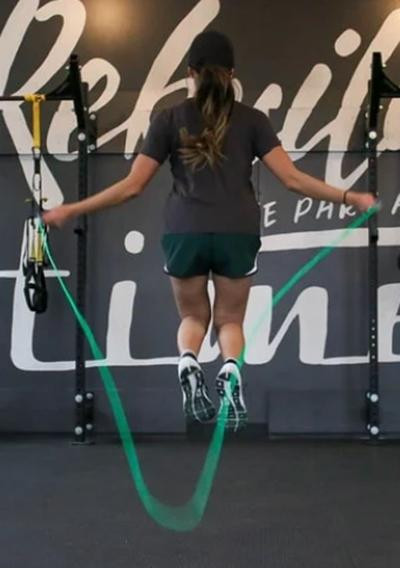 Một số cha mẹ bắt con mình nhảy dây để tăng chiều cao. Ảnh minh họa: Unsplash.