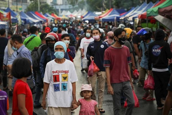 Mọi người ở Kuala Lumpur (Malaysia) đeo khẩu trang đi mua thức ăn. Ảnh: Reuters. Mọi người ở Kuala Lumpur (Malaysia) đeo khẩu trang đi mua thức ăn. Ảnh: Reuters.