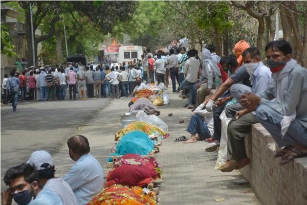 Những xác người được đặt trên vỉa hè để xếp hàng bên ngoài một khu hỏa táng ở Ghaziabad. Ảnh: Hidustan Times/ Getty Images. Những xác người được đặt trên vỉa hè để xếp hàng bên ngoài một khu hỏa táng ở Ghaziabad. Ảnh: Hidustan Times/ Getty Images.