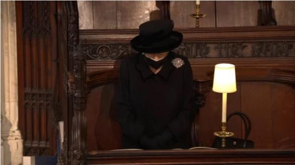 Nữ hoàng đang trong thời gian chịu tang chồng. Ảnh: BBC News. Nữ hoàng đang trong thời gian chịu tang chồng. Ảnh: BBC News.