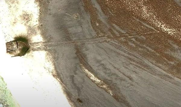 Có một vết trượt dài trên cát. Ảnh: Google Earth. Có một vết trượt dài trên cát. Ảnh: Google Earth.