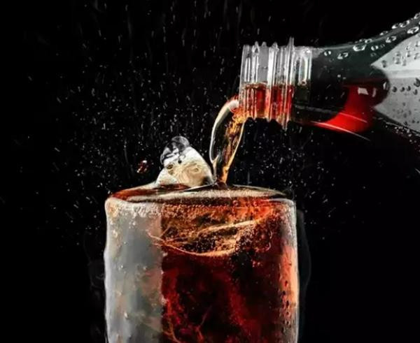 Một chuyên gia Hóa Sinh ở Anh lại cho rằng, khó có khả năng chỉ vì uống nhiều nước ngọt mà gây tử vong ngay được. Ảnh minh họa: TOI. Một chuyên gia Hóa Sinh ở Anh lại cho rằng, khó có khả năng chỉ vì uống nhiều nước ngọt mà gây tử vong ngay được. Ảnh minh họa: TOI.