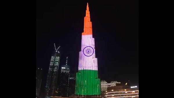 Tháp Khalifa sáng màu cờ Ấn Độ. Ảnh: MenaFN. Tháp Khalifa sáng màu cờ Ấn Độ. Ảnh: MenaFN.