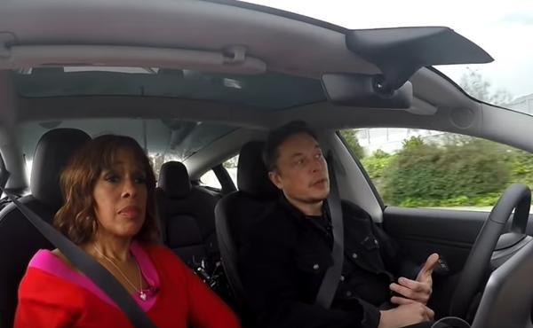 Elon Musk cho xe Tesla chạy ở chế độ lái tự động, nhưng cũng nói rằng nó chỉ giúp giảm tai nạn, chứ "sẽ không bao giờ hoàn hảo, cũng như mọi thứ trong thế giới thực đều không hoàn hảo". (Ảnh chụp màn hình).