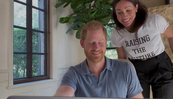 Harry - Meghan trong đoạn giới thiệu phim tài liệu. Ảnh: Apple TV+. Harry - Meghan trong đoạn giới thiệu phim tài liệu. Ảnh: Apple TV+.