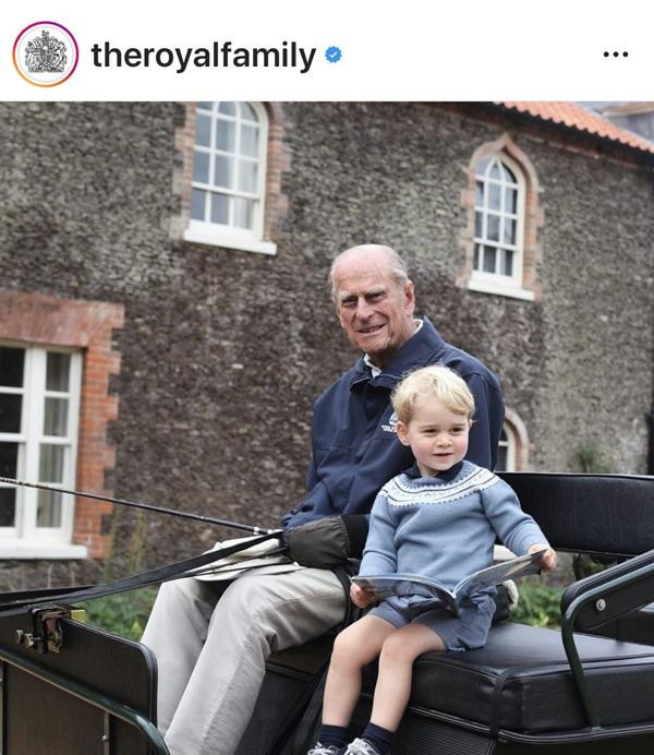Hoàng gia cũng đăng ảnh Hoàng thân Philip chụp với Hoàng tử George, con trai lớn của William - Kate. Ảnh: Royal Family. Hoàng gia cũng đăng ảnh Hoàng thân Philip chụp với Hoàng tử George, con trai lớn của William - Kate. Ảnh: Royal Family.