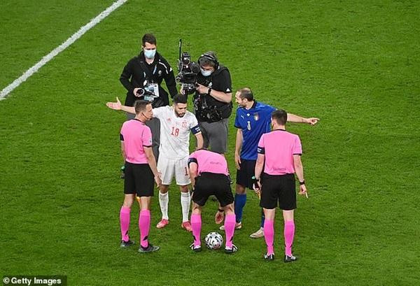 Nói qua nói lại một hồi, Chiellini đã được chọn bên khung thành mà anh muốn. Ảnh: Getty Images.