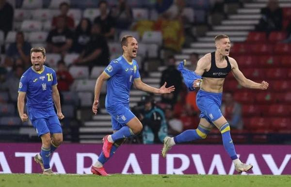 Khán giả chú ý đến chiếc áo lạ mắt của Dovbyk nhiều hơn là hình thể vạm vỡ của anh. Ảnh: Switzerland.in-24.