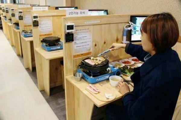 Ở Hàn Quốc cũng có một số tiệm đồ nướng với những "cabin" riêng, dành cho khách thích ăn một mình. Ảnh: Amino.