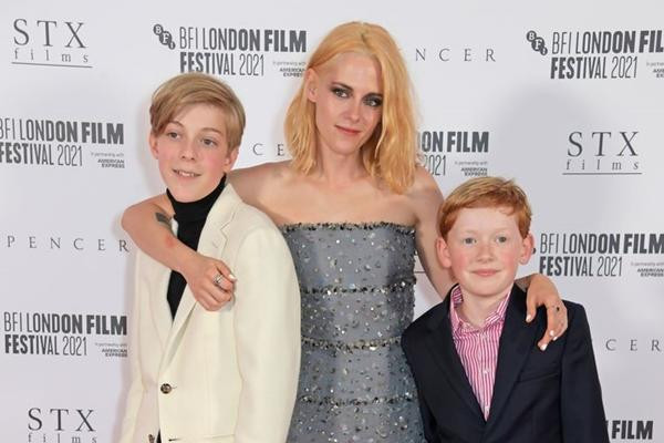 Diễn viên Kristen Stewart, người đóng vai Công nương Diana, cùng 2 diễn viên đóng vai William và Harry hồi nhỏ. Ảnh: David M. Benett/ Getty Images. Diễn viên Kristen Stewart, người đóng vai Công nương Diana, cùng 2 diễn viên đóng vai William và Harry hồi nhỏ. Ảnh: David M. Benett/ Getty Images.