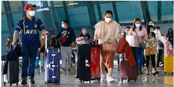 Những người có điều kiện đang tìm cách rời khỏi Ấn Độ. Ảnh: Ajeng Dinar Ulfiana/ Reuters. Những người có điều kiện đang tìm cách rời khỏi Ấn Độ. Ảnh: Ajeng Dinar Ulfiana/ Reuters.