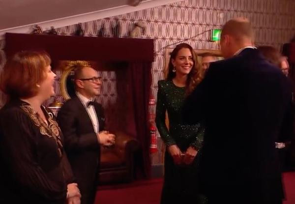 Trong khi William uống nước, Kate trêu rằng vì chồng cô hát nhiều cho nên mới bị ho. Ảnh: Getty. Trong khi William uống nước, Kate trêu rằng vì chồng cô hát nhiều cho nên mới bị ho. Ảnh: Getty.