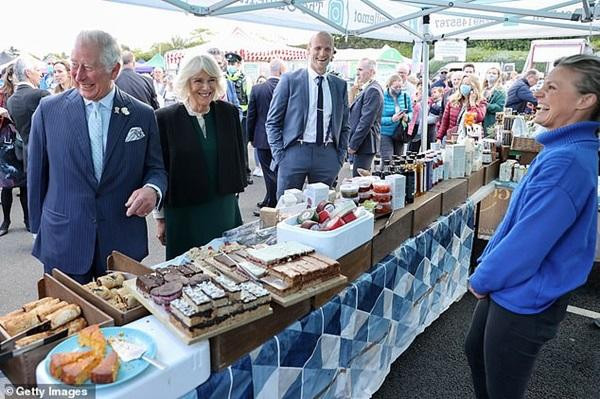 Vợ chồng Thái tử Charles đến thăm một khu chợ ngoài trời, không chúc mừng Harry - Meghan. Ảnh: Getty Images. Vợ chồng Thái tử Charles đến thăm một khu chợ ngoài trời, không chúc mừng Harry - Meghan. Ảnh: Getty Images.