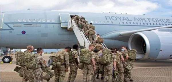 Máy bay của Lực lượng Không quân Hoàng gia Anh bay tới Afghanistan giúp sơ tán người Anh. Ảnh: EFE. Máy bay của Lực lượng Không quân Hoàng gia Anh bay tới Afghanistan giúp sơ tán người Anh. Ảnh: EFE.