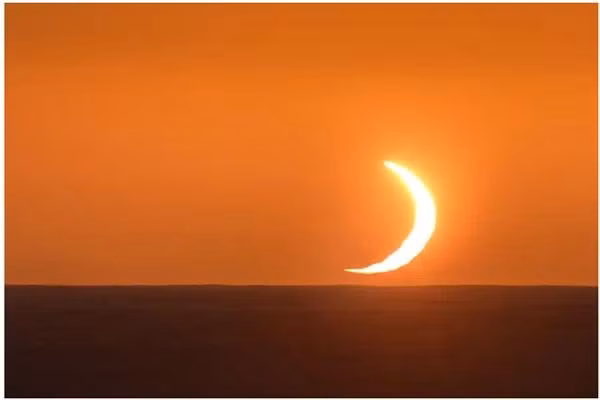 Mặt Trời hình bán nguyệt lúc bình minh. Ảnh: Andrew Studer.