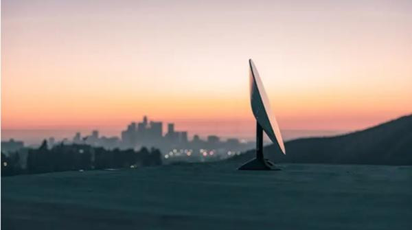 Đây là ảnh một đĩa vệ tinh được lắp đặt trên mái nhà. Elon gọi nó là "đĩa bay trên cái que". Ảnh: Ashish Sharma/ SpaceX. Đây là ảnh một đĩa vệ tinh được lắp đặt trên mái nhà. Elon gọi nó là "đĩa bay trên cái que". Ảnh: Ashish Sharma/ SpaceX.