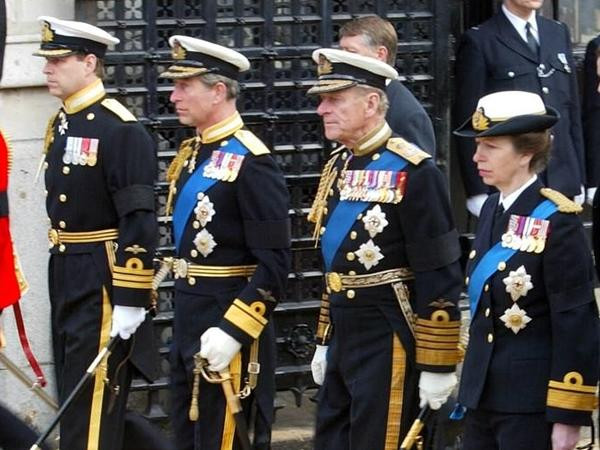 Các thành viên cao cấp của Hoàng gia mặc quân phục trong những sự kiện trang nghiêm. Ảnh: Mail Online.