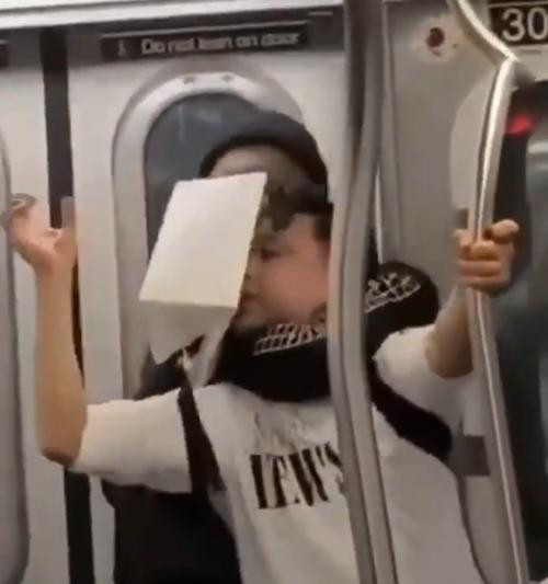 Một thanh niên gốc Á (áo trắng) bị đánh dã man và bị kẹp cổ trên tàu điện ngầm. Ảnh: Asian Dawn.