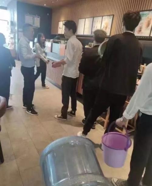 Có người xách cả xô theo. Ảnh: Weibo.