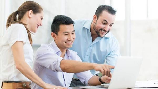 Bức ảnh "bình dân" cũ mà Simu Liu vừa đăng để "bật" lại những người từng nghi ngờ anh. Ảnh: Twitter. Bức ảnh "bình dân" cũ mà Simu Liu vừa đăng để "bật" lại những người từng nghi ngờ anh. Ảnh: Twitter.