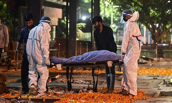 Gia đình đang khiêng xác một bệnh nhân COVID-19 đi hỏa táng ở New Delhi. Ảnh: AFP/ Getty Images.