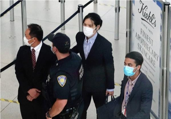 Anh Kei Komuro (thứ hai từ phải sang) tại sân bay ở New York. Ảnh: Kyodo. Anh Kei Komuro (thứ hai từ phải sang) tại sân bay ở New York. Ảnh: Kyodo.