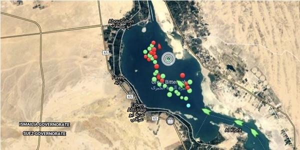 Một bức ảnh khác cho thấy Ever Given (được đánh dấu hình tròn) đang bị "tạm giữ" tại hồ Great Bitter. Ảnh: Marine Traffic.