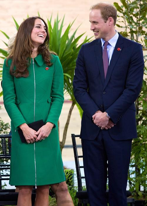 Vợ chồng William - Kate trong một chuyến công du năm 2014, khi Kate cũng mặc áo khoác xanh (thành váy). Ảnh: Tim Rooke - Pool/ Getty Images. Vợ chồng William - Kate trong một chuyến công du năm 2014, khi Kate cũng mặc áo khoác xanh (thành váy). Ảnh: Tim Rooke - Pool/ Getty Images.