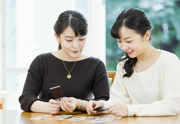 Chị em Mako - Kako khi Mako còn ở Hoàng gia Nhật Bản. Ảnh: Kyodo. Chị em Mako - Kako khi Mako còn ở Hoàng gia Nhật Bản. Ảnh: Kyodo.