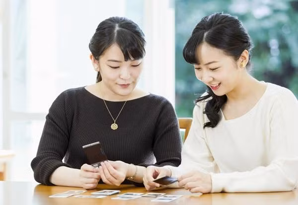 Chị em Mako - Kako khi Mako còn ở Hoàng gia Nhật Bản. Ảnh: Kyodo.
