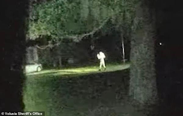 O'Brien chỉ ra đầu hàng khi Jackson bị hạ gục. Ảnh: Văn phòng cảnh sát Volusia. O'Brien chỉ ra đầu hàng khi Jackson bị hạ gục. Ảnh: Văn phòng cảnh sát Volusia.