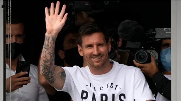 Messi đã đến Paris. Ảnh: Francois Mori/ AP.