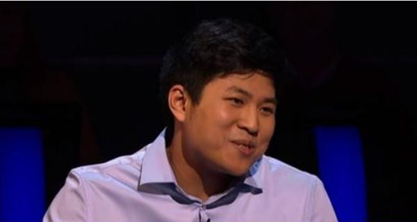 Kim tiếp tục cần sự trợ giúp ở câu thứ hai. Ảnh: ITV.