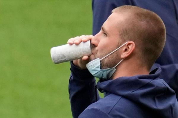 Shaw (Anh) uống nước trong cái lon bị bọc kín mít. Ảnh: Scottish Sun. Shaw (Anh) uống nước trong cái lon bị bọc kín mít. Ảnh: Scottish Sun.