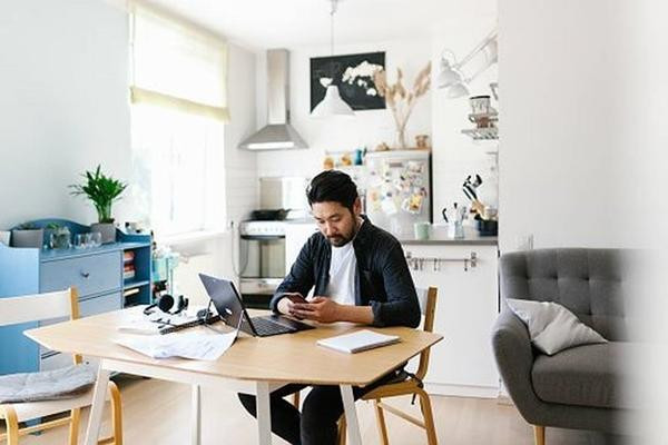 Vì người này làm việc ở nhà, nên việc đi từ giường tới bàn được coi là "đi đến nơi làm việc". Ảnh minh họa: MW.