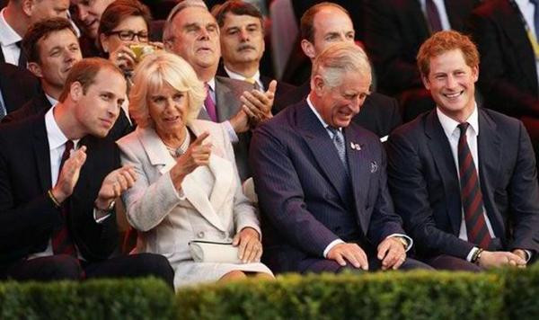 Những bức ảnh trong lễ khai mạc Invictus Games mà được đăng trước đây đều có Harry, nhưng hôm nay, Thái tử Charles lại đăng ảnh không có con trai thứ. Ảnh: PA.