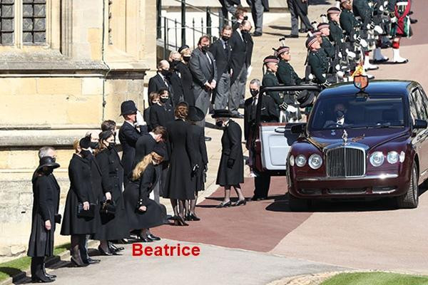 Công chúa Beatrice nhún gối sâu. Ảnh: Getty Images.