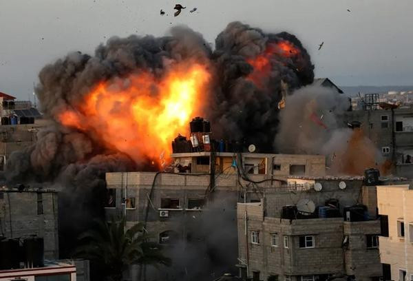 Khói lửa bốc lên từ một tòa nhà ở Gaza. Ảnh: Bashar Taleb/ AFP/ Getty Images. Khói lửa bốc lên từ một tòa nhà ở Gaza. Ảnh: Bashar Taleb/ AFP/ Getty Images.