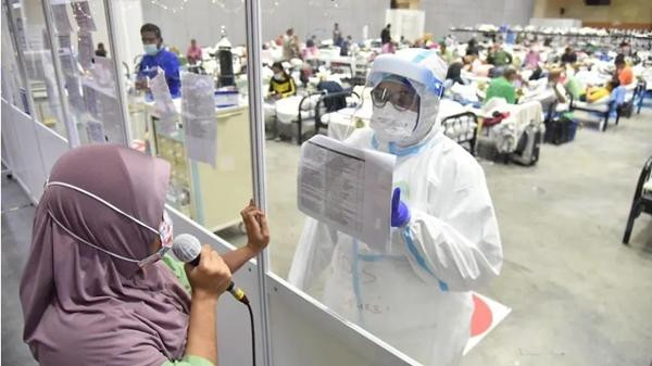 Nhân viên y tế ở một trung tâm cách ly tại Malaysia. Ảnh: Twitter. Nhân viên y tế ở một trung tâm cách ly tại Malaysia. Ảnh: Twitter.