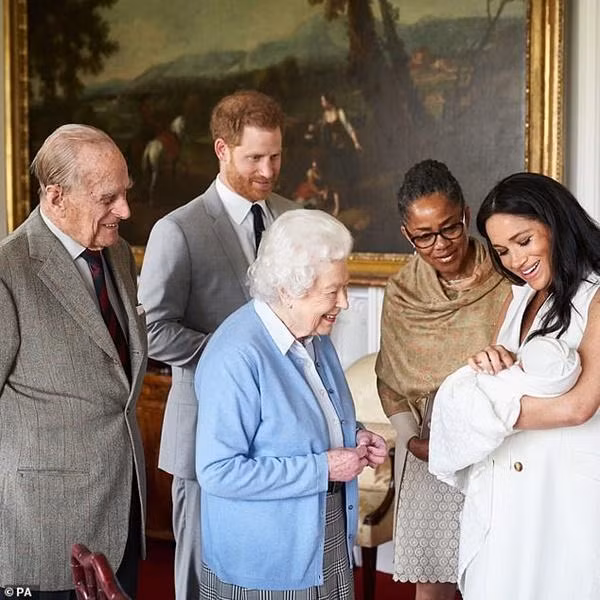 Bức ảnh này có cả Nữ hoàng và nhà Harry - Meghan nhưng Hoàng gia đã không đăng. Ảnh: PA. Bức ảnh này có cả Nữ hoàng và nhà Harry - Meghan nhưng Hoàng gia đã không đăng. Ảnh: PA.