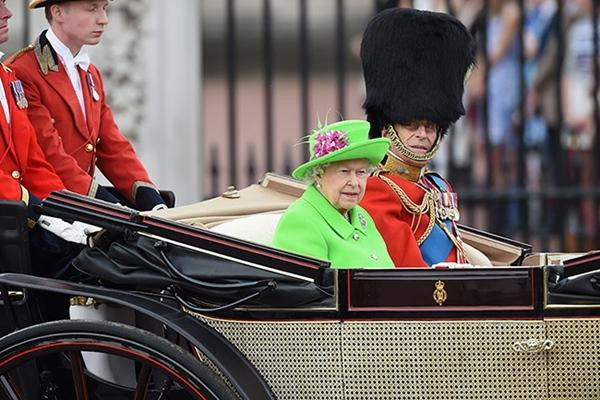 Nữ hoàng xuất hiện ở đâu thì ở đó cũng đều rất đông người. Ảnh: Hello.